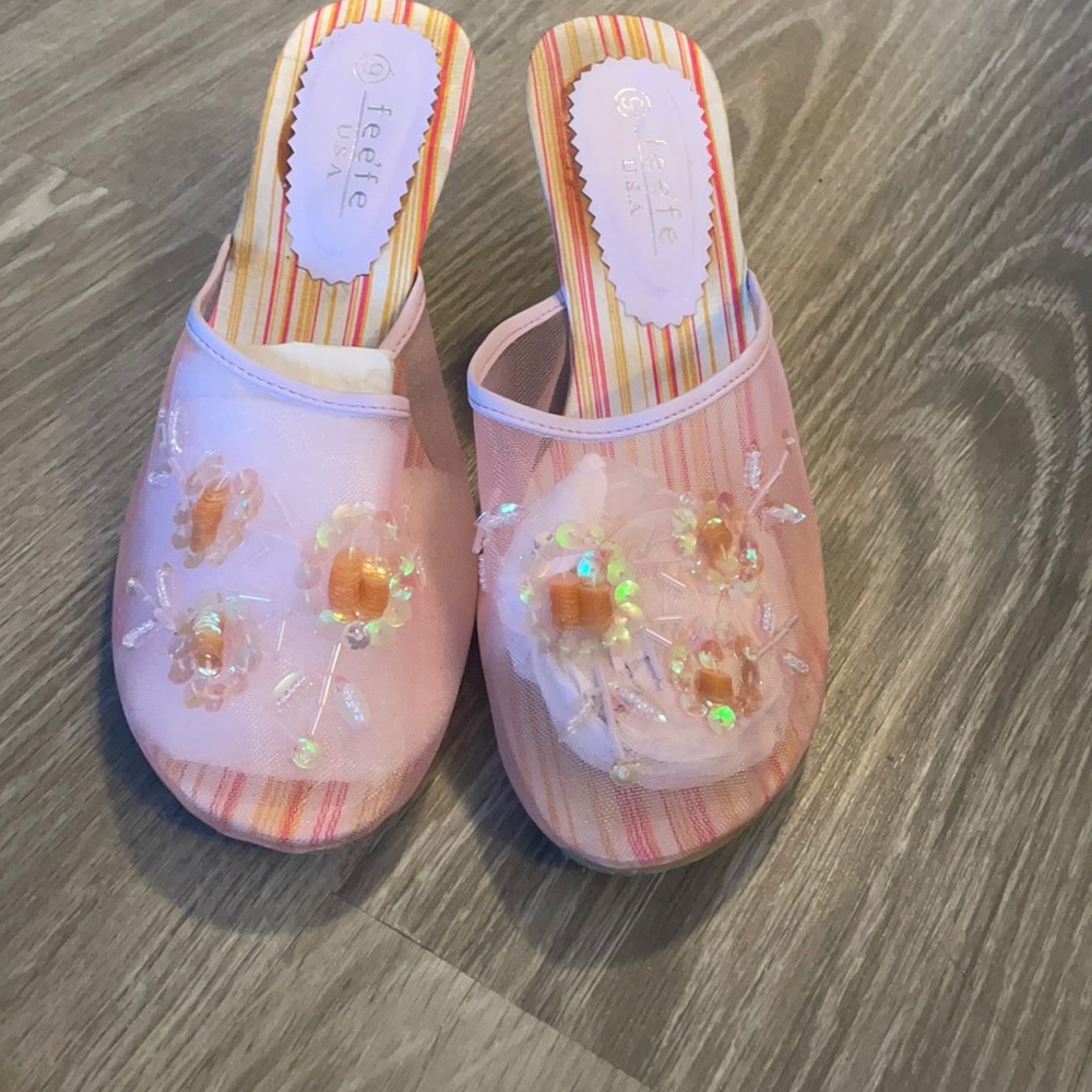 Pretty statement sandals. - Picture 2 of 5